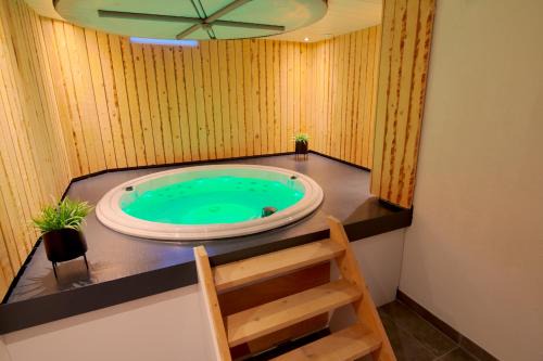 Tzummarum Villa | Jacuzzi & Sauna Villa 2