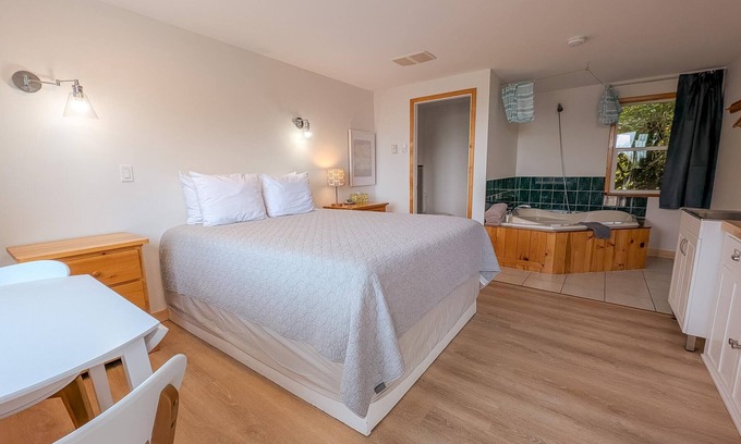 Ucluelet Cottage | Jacuzzi Suite | Ocean View