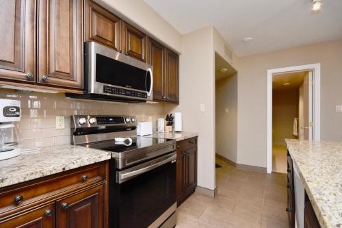 Oro-Medonte Apartment | Jacuzzi Suite with King bed, full kitchen