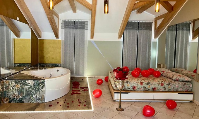 Roman Quarter Apartment | Jacuzzi Turin Center - Serendipity Suite