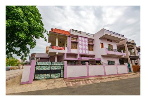 Jabalpur House | Jaiswal Homestay Three-Bedroom Villa-parking-kitchen-Wi-Fi & 24 hour Hot water