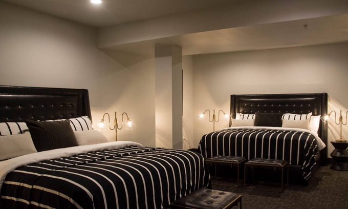 Okoboji Hotel | James Bond Executive Suite