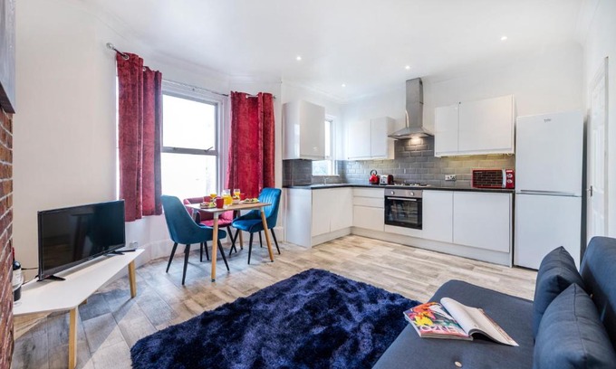 Broad Green Apartment | James house