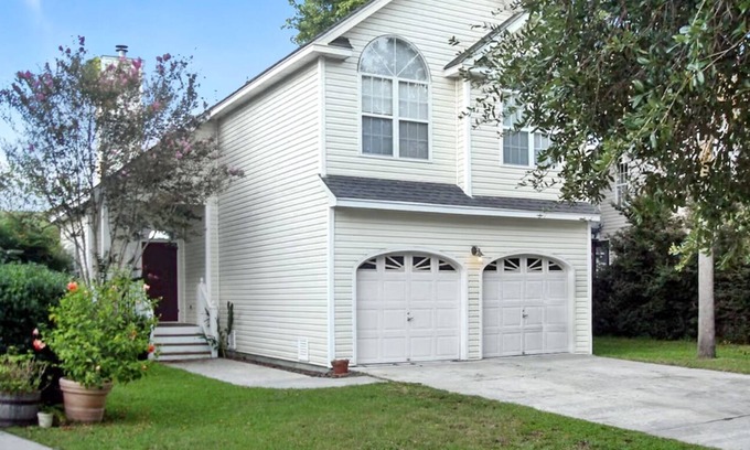 Charleston House | JAMES ISLAND RENTAL 30+ DAY. FULLY FURNISHED, WALK TO SHOPPING