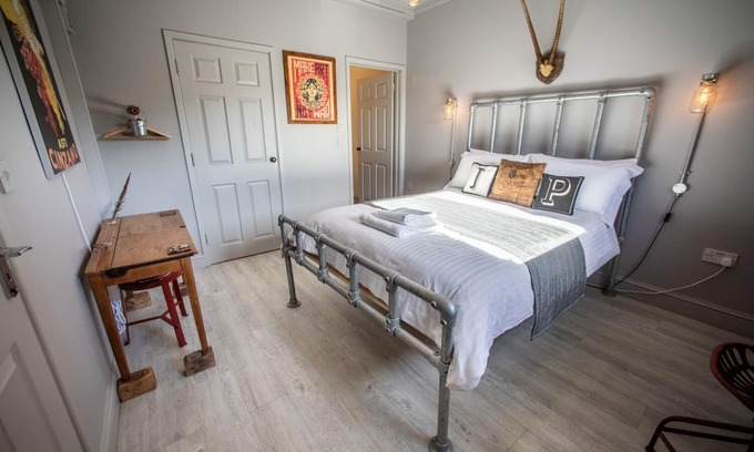 Dowlais Apartment | James' Place Dowlais Self Catering Studio 4 Boyo