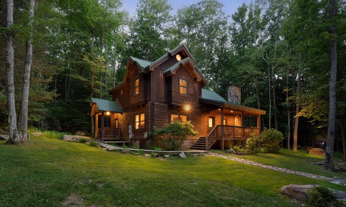 Thayerville Cabin | Jamesons Cabin! 8 Minutes to Wisp! Hot Tub! Fire Pit! Arcade! Pets! EV Charger!
