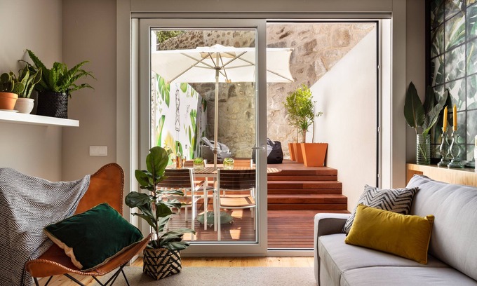 Uniao de Freguesias do Centro Apartment | Janika's Patio - New and Charming!