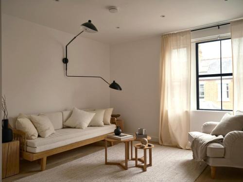 Oxford Apartment | JAPANDI CHIC 1BR Bright Functional Designer Flat