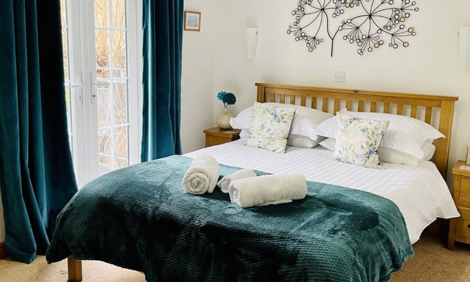 Shanklin Cottage | Jasmine Cottage, 3 Bedroom, Child friendly, 10 mins Walk to Beach, large Garden.