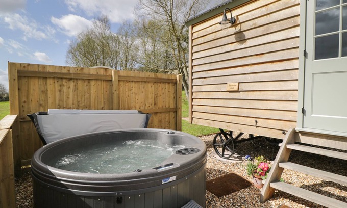 Staple Hill Cottage | JASMINE HUT, MYRTLE FARM, romantic, with hot tub in Warmley