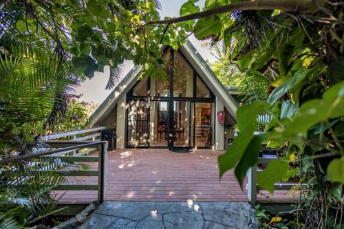 Haiku Ski Chalet | Jasmine Suite on Lush farm in Haiku, Maui jungle