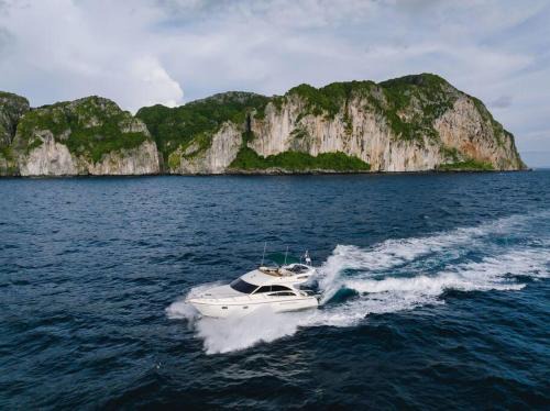 Koh Kaew Boat Rental | Jelly Bear