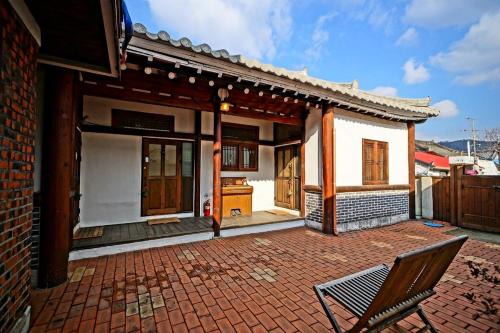 Jeonju House | Jeonju Namugeuneul and Geunsoonae Chogajip