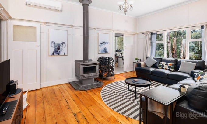 Wheatsheaf House | Jerendine Bush Retreat with wood fire & pet friendly
