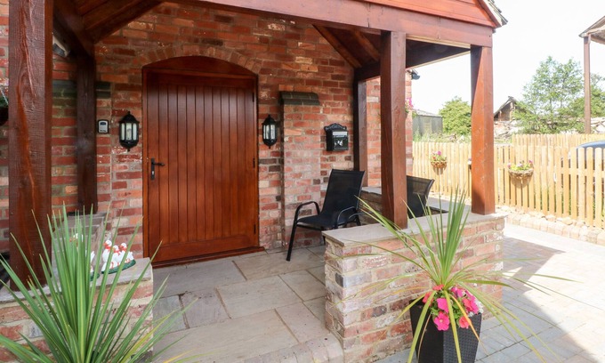 Stramshall Cottage | JERSEY BARN, character holiday cottage, with a garden in Uttoxeter