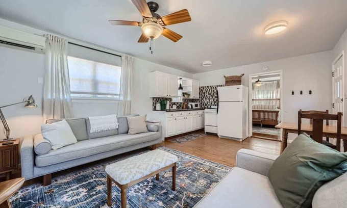 Georgetown House | Jesse Cooper Cottage-Overlooking SWU & Downtown GT