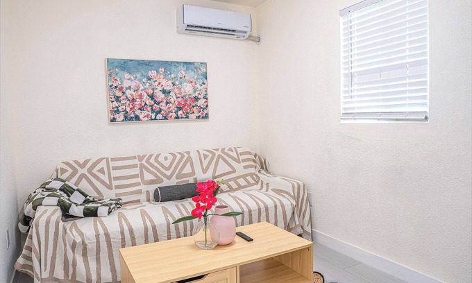 Mayflower Village House | Jie’s 1b1b Arcadia Private Cute Affordable Spot