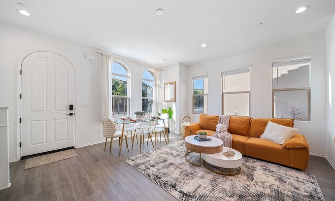Walnut House | Jie’s Walnut Radiance Elegant 3B2.5B Stay