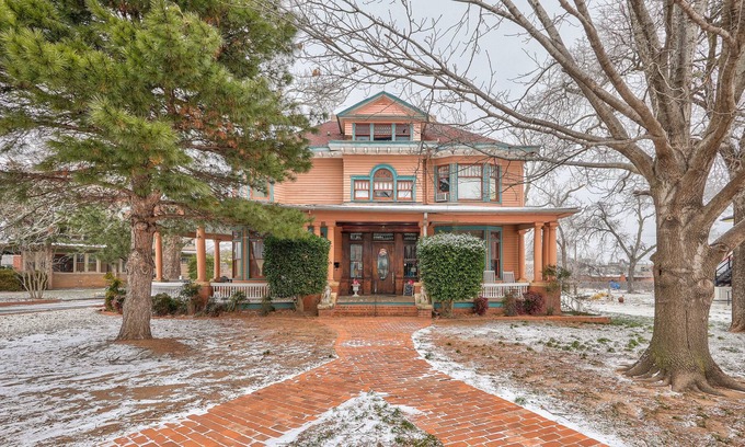 Midtown Bed & Breakfast | Jim Bob Victorian Mansion