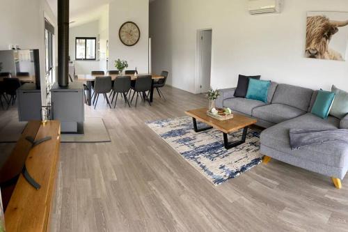 East Jindabyne House | Jindabyne house 1, Modern 1 bedroom home, alpine views & fireplace