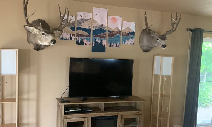 Glendo House | JJJ Getaway-Pet friendly Hunting/Fishing Lodge