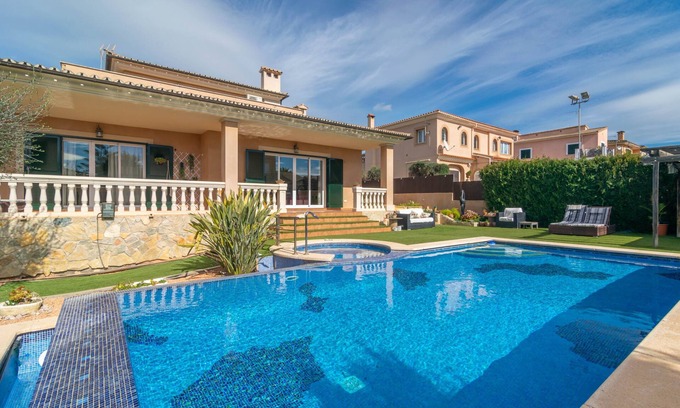 Marratxi Villa | JOAN DEIA ESCULTOR - Luxury villa with pool and jacuzzi. Free WIFI.