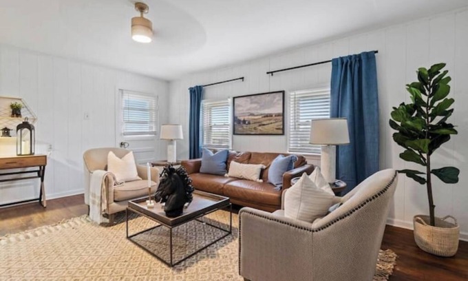 Versailles House | Jockey Suite at Sugar Hill Farm