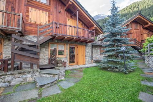 Dolonne Apartment | JOIVY Big Flat for 6 with Backyard and Parking in Courmayeur