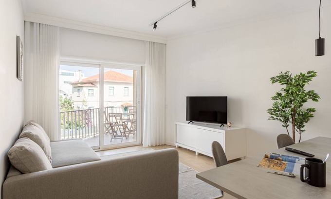 Parede Apartment | JOIVY Cosy apt in Parede near the beach