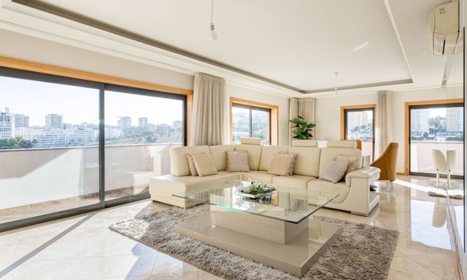 Linda-a-Velha House | JOIVY Elegant villa w/dual pools in Carnaxide