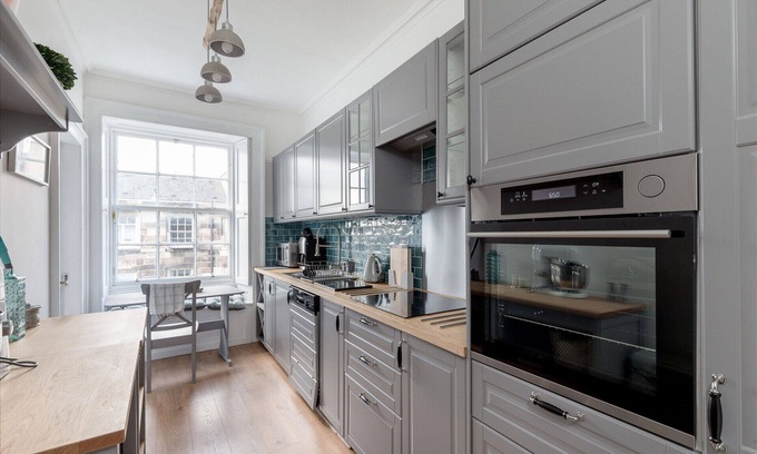 West End Apartment | JOIVY Glamorous 3-bed flat near City Centre