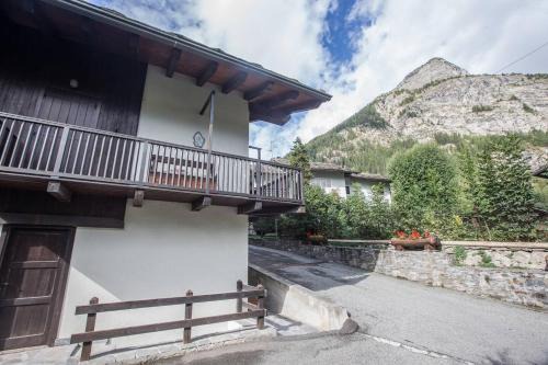 Dolonne Apartment | JOIVY Idyllic Flat for 7 with Free Parking Close to Ski Lift