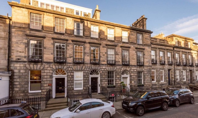 West End Apartment | JOIVY Super Central Luxury Edinburgh Apartment