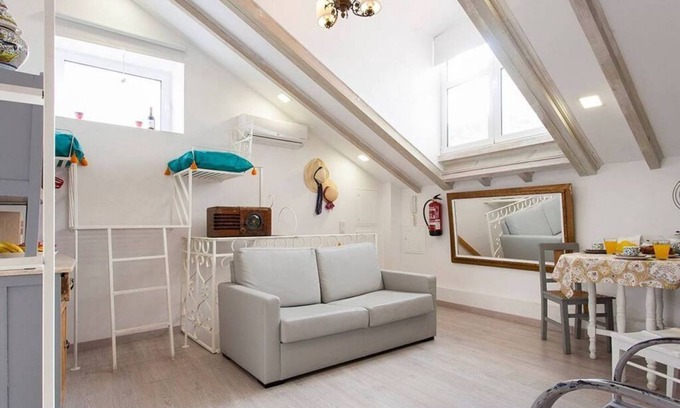 Santo Estevao Apartment | JOIVY Urban 2BR apartment in Alfama
