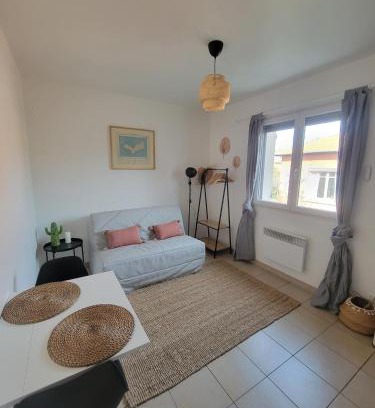 Sud Apartment | Joli studio lumineux centre avec parking securise dans quartier recherche