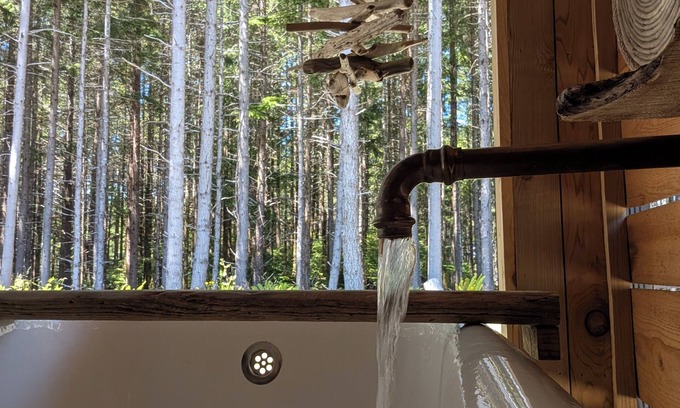 Juan de Fuca Electoral Area Cabin | Jordan River~Pipers Nest~w/ Outdoor Clawfoot Bath Tub and Fire Pit
