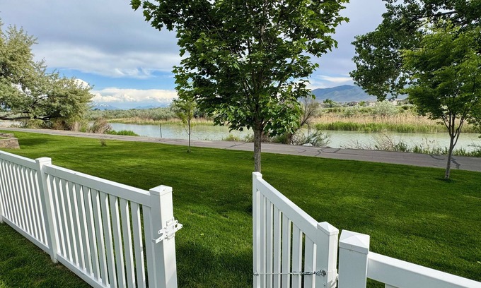 Saratoga Springs Apartment | Jordan River Retreat. Charming 1 bedroom apartment in Lehi Ut on the river.