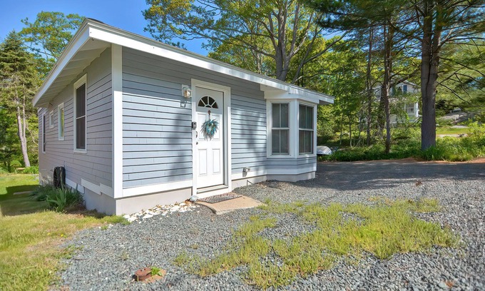 Gloucester House | Joseph's Way: A charming cottage in a quiet setting, near Good Harbor Beach.