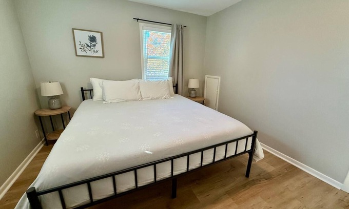 Midtown Apartment | Joslyn 1- Newly Refinished 1 Bdrm