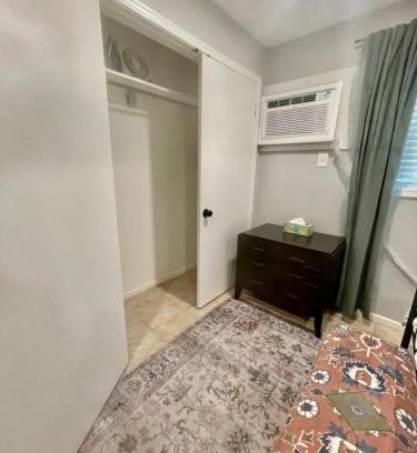 Joslyn Castle Apartment | Joslyn Studio Perfect for 1-2