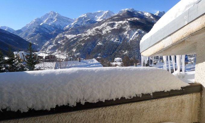 Sauze d'Oulx Apartment | Jouvenceaux - next to chair lift