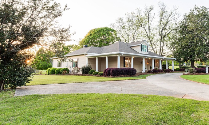 Griffin House | Joyce's Place at Addis Acres/spacious luxury/gorgeous water view/fire pit
