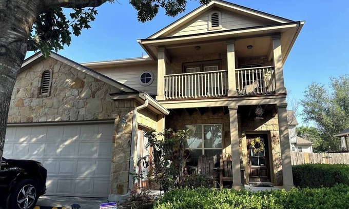 Kyle House | ~ Joyful 3 Bed Retreat - Pool, Music, Games & Fun!