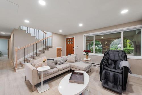 North Juanita House | Joyful Kirkland Home, Near Beach, Hot Tub & AC