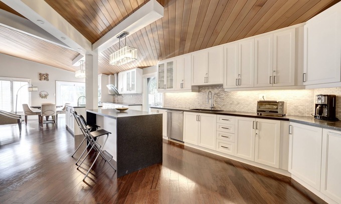 Sheridan Villa | Joyful Mansion with Charm Indoor