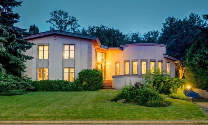 Sheridan Villa | Joyful Mansion with Charm Indoor