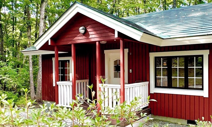 Tsumagoi House | Enjoy a private sauna and authentic charcoal BBQ in the quiet forest of Kita-Karuizawa at the bright red Finland House.
