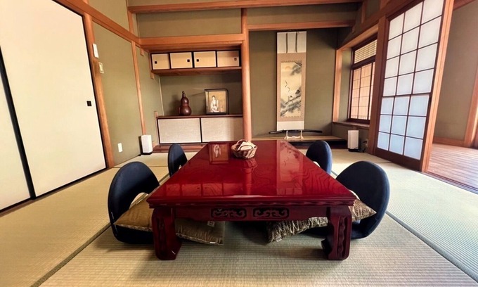 Hakata-ku House | Fukuoka Airport and Hakata Station are both within 5 minutes! A samurai family's mansion elegantly set on a 300 tsubo (1,860 m2) site. Easy access to Fukuoka's tourist attractions, spacious enough to accommodate 10 or more people, and pets are allowed.
