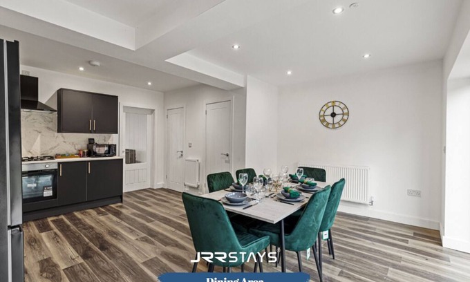 Walsall House | JRR Stays - West Midlands - Walsall - M6 J9 - WS2