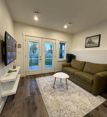 Southeast Edmonton Apartment | Juanus Cozy Cove